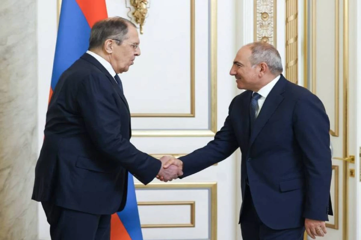 [[Lavrov Paşinyanla görüşdü]]
