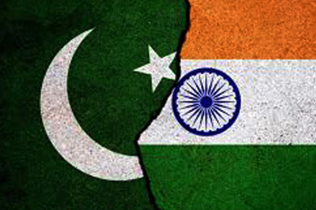 Hindistan pakistanlı [[diplomatı ölkədən çıxarır]]