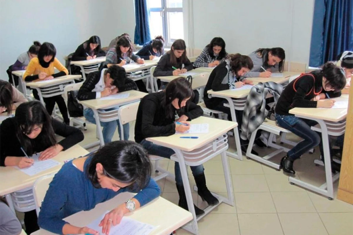 Ali təhsil müəssisələrinə qəbul olmaq üçün [[qeydiyyatdan keçən abituriyentlərin sayı]] 130 mindən çoxdur