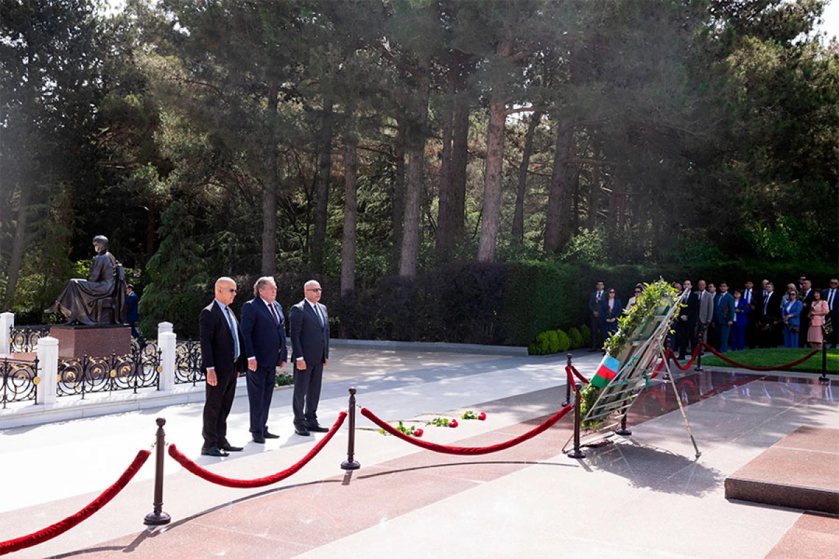 Beynəlxalq konfransın [[iştirakçıları Ulu Öndər Heydər Əliyevin məzarını]] ziyarət etdilər