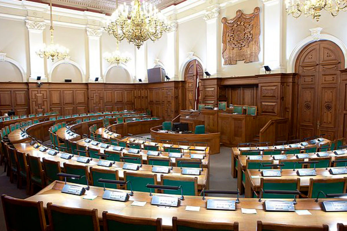 Latviyada deputatlara [[rus dilindən istifadə]] qadağan edildi