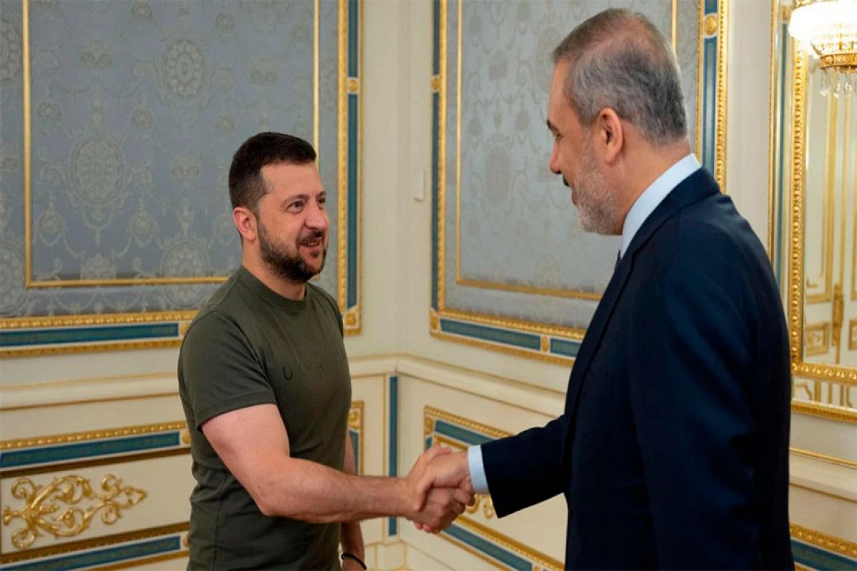 Zelenski Hakan Fidanla [[görüşdü]]
