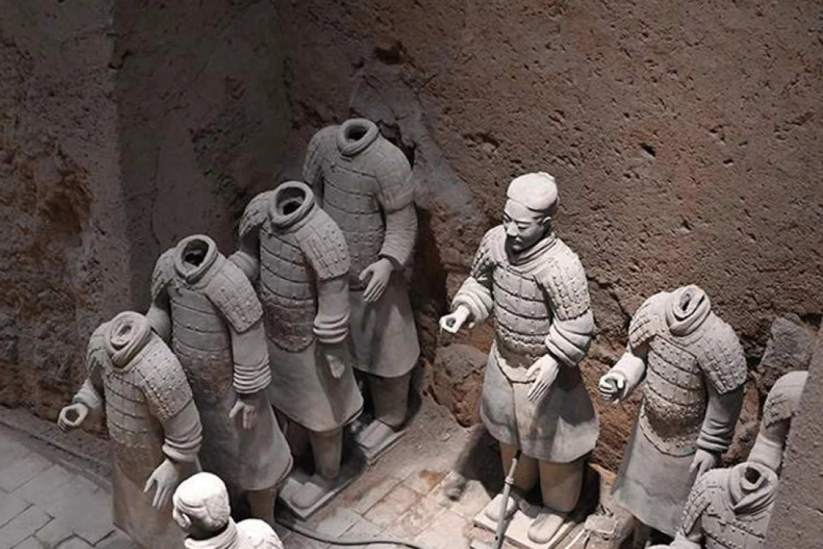 Turist Çində [[Terrakota Ordusunun]] iki gil əsgərini zədələdi