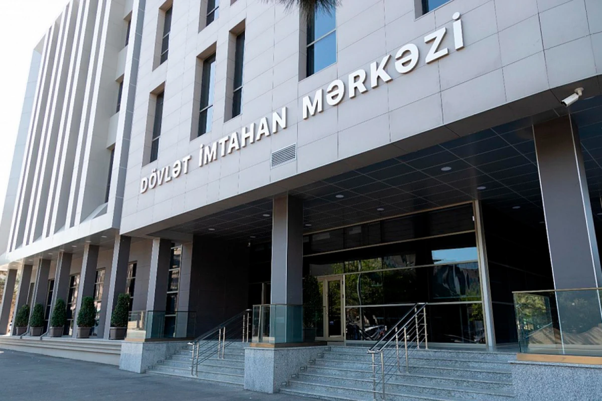 [[DİM:]] İmtahan zamanı nəzarətçi zalda köçürməyə şərait yaratdi, xaric edildi