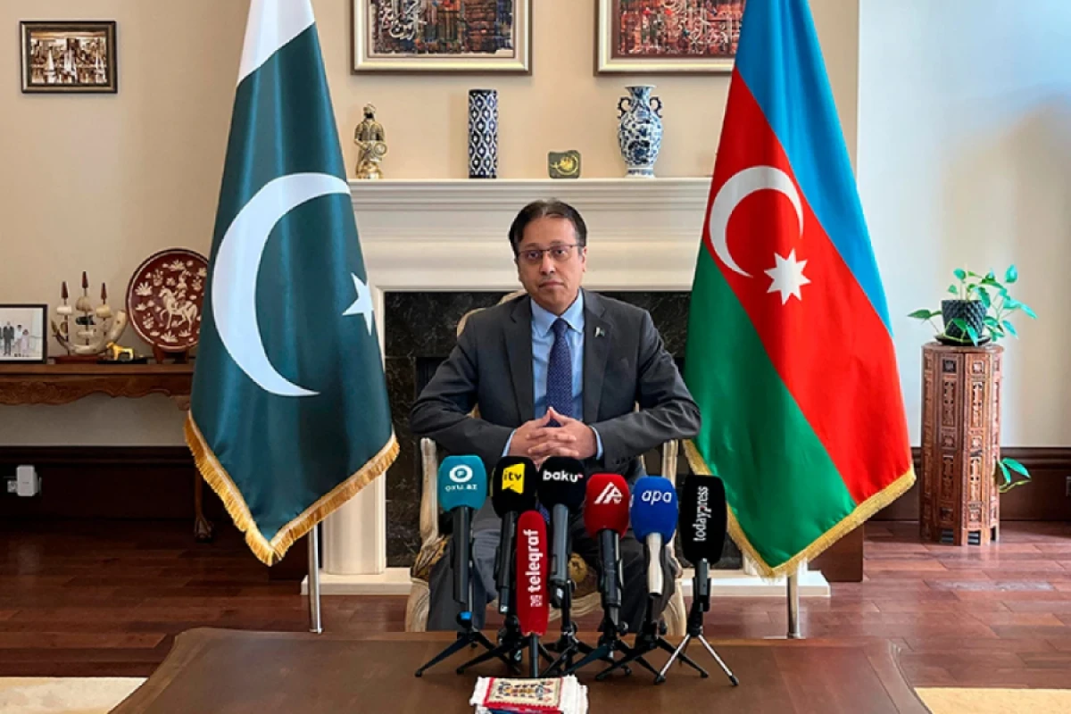 Pakistan səfiri Azərbaycanın minifutbol komandasını [[təbrik etdi]]