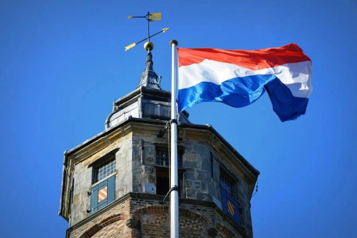 Niderlandda hökümət [[istefa verir]]
