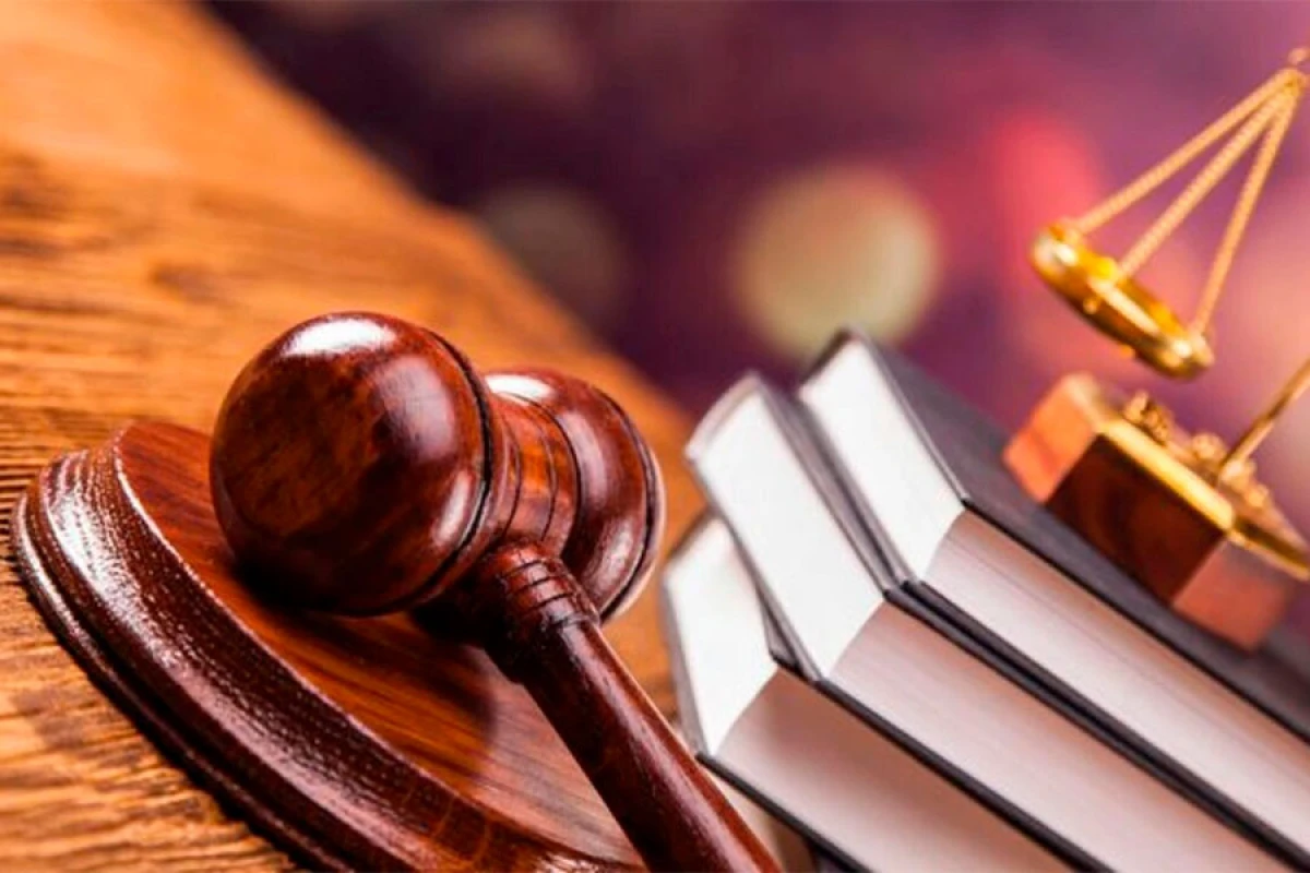 Müdafiə Sənayesi Nazirliyin işçisi [[rüşvət almaqda ittiham olunur]]