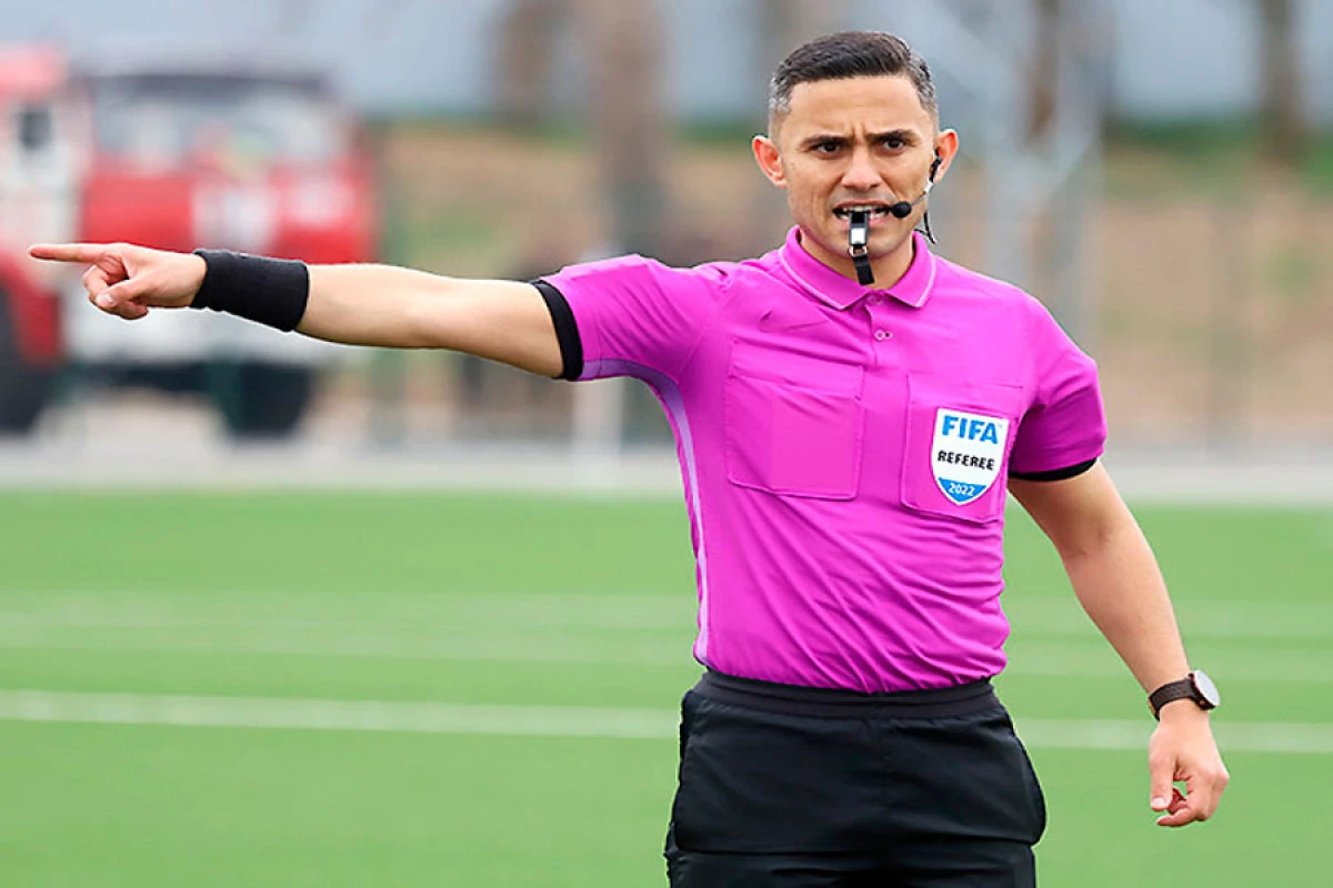 FIFA referisi [[iş başında]]