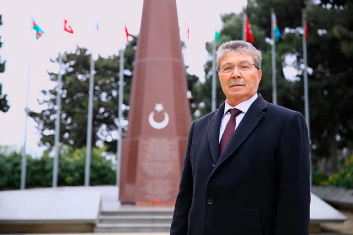 [[Ünal Üstel]] Azərbaycana gəldi