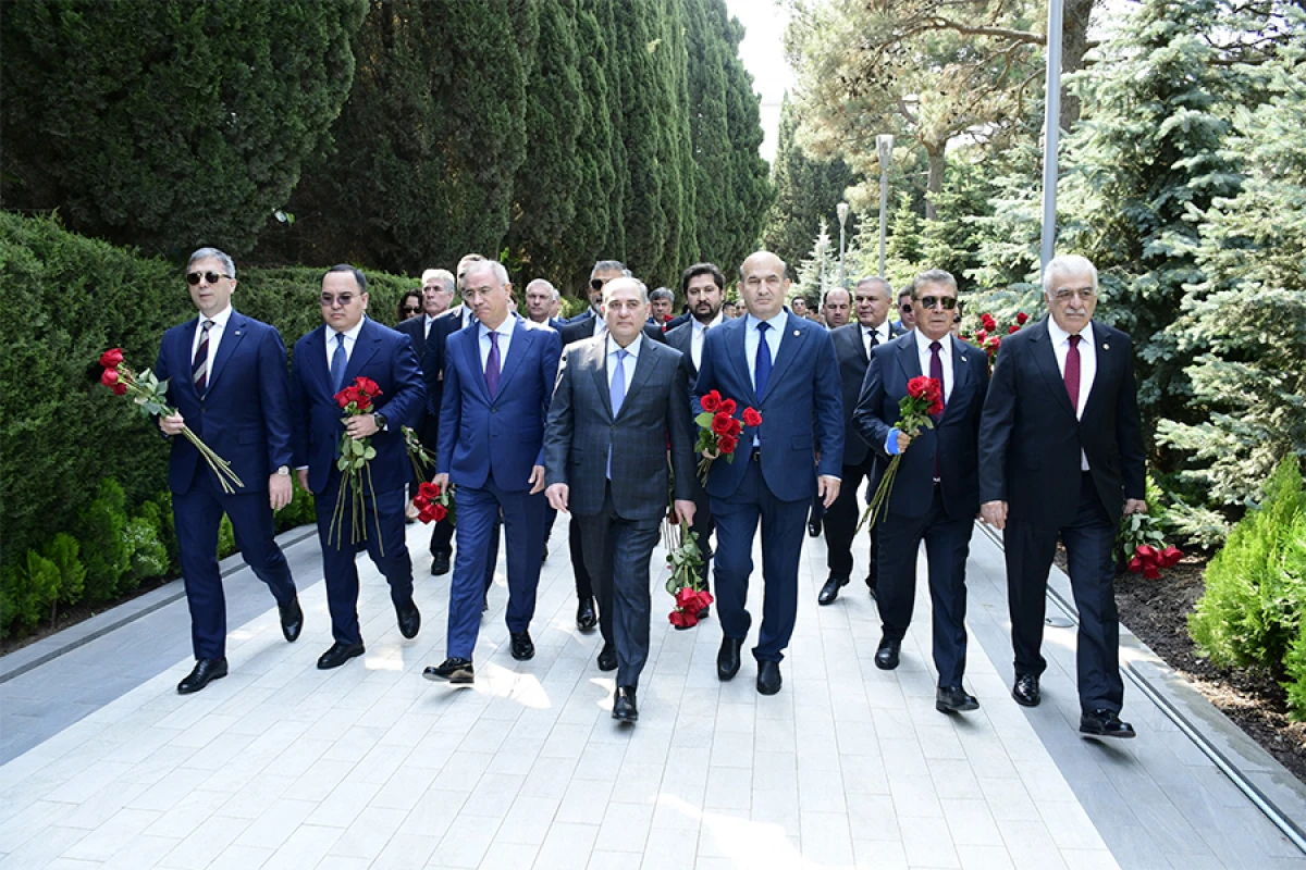 [[Ədalət və İnkişaf Partiyasının üzvləri]] Bakıda şəhidlikləri ziyarət etdi