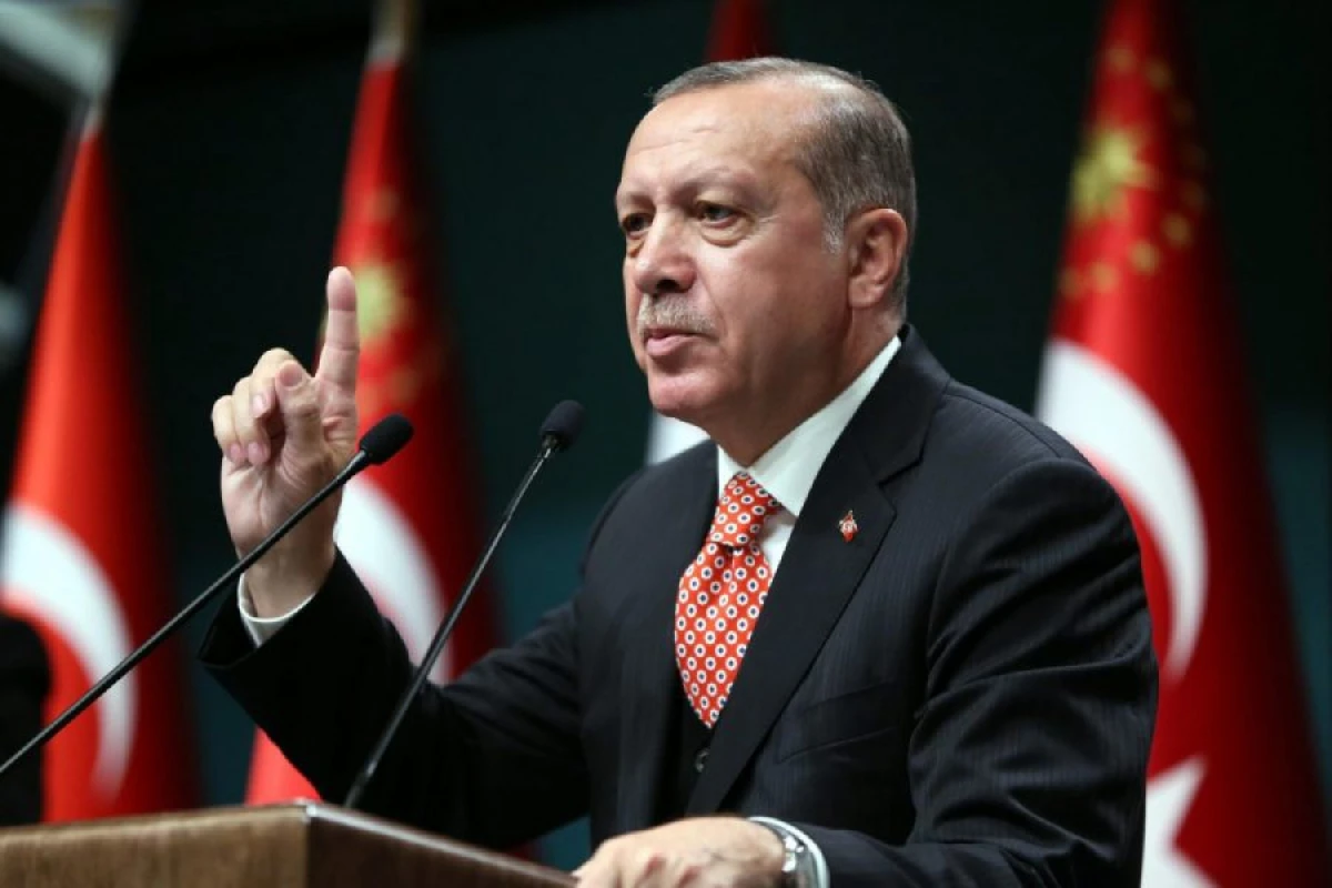 Ərdoğan Azərbaycanı [[təbrik etdi]]