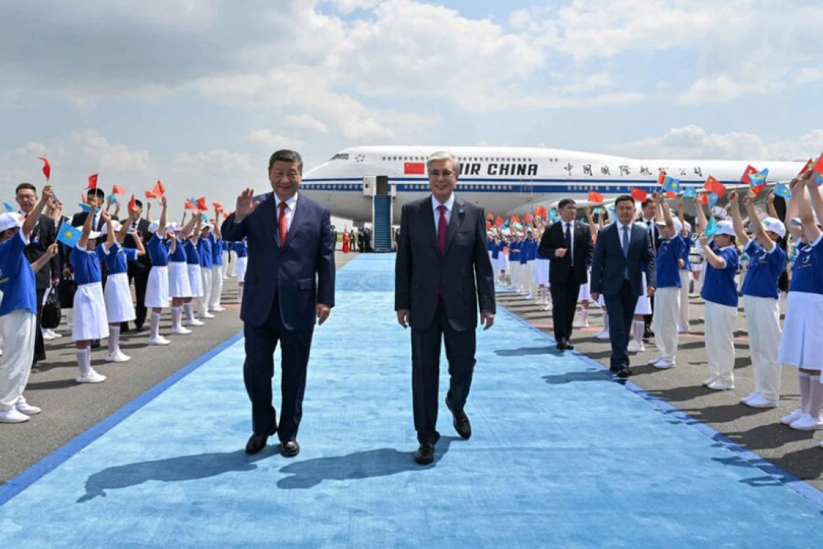 Tokayev Si Cinpini [[qarşıladı]]