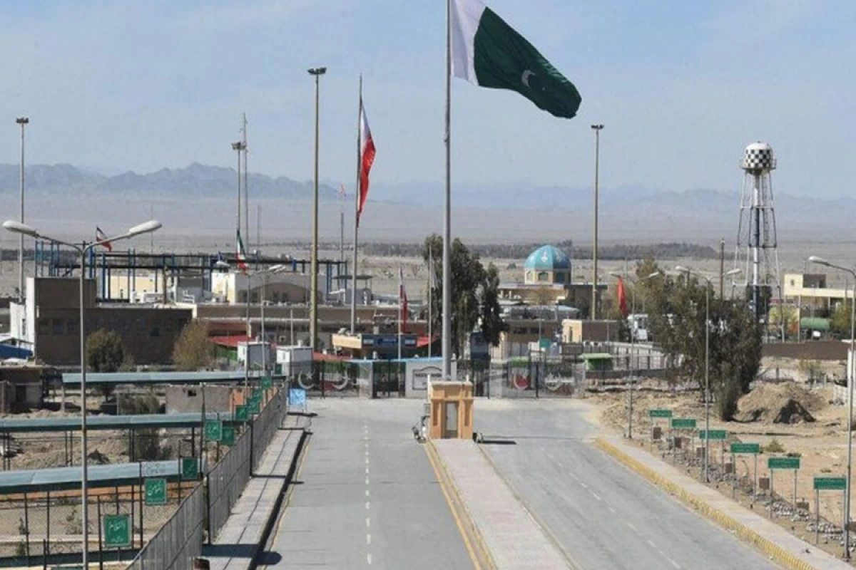Pakistan [[İranla sərhədini]] bağladı
