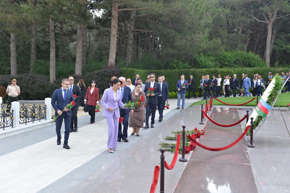 Beynəlxalq Simpoziumunun iştirakçıları [[Fəxri xiyabanı və Şəhidlər xiyabanını]] ziyarət etdilər