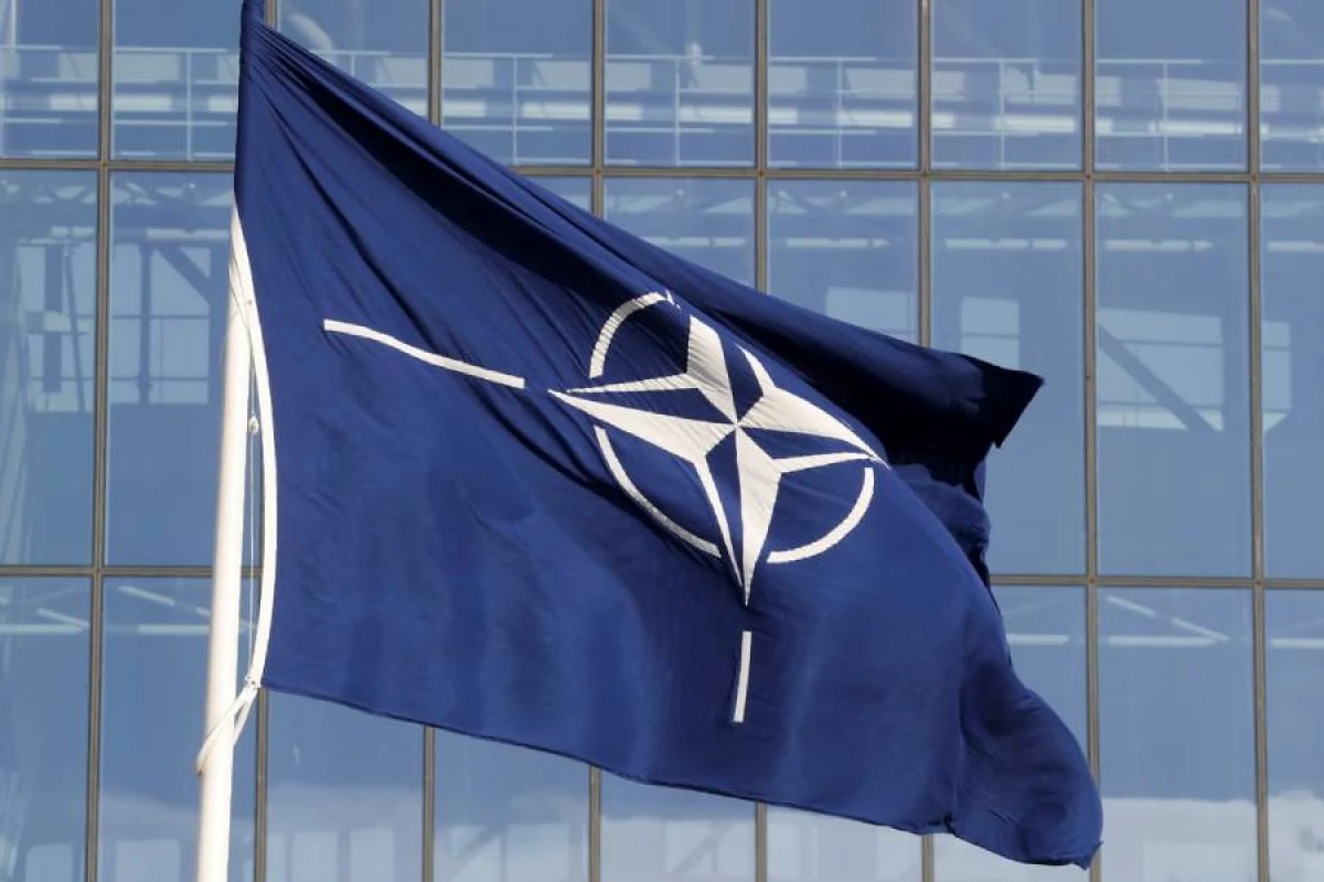 NATO-da iki şöbə bağlanır, [[onlarla vəzifə ixtisar edilir]]