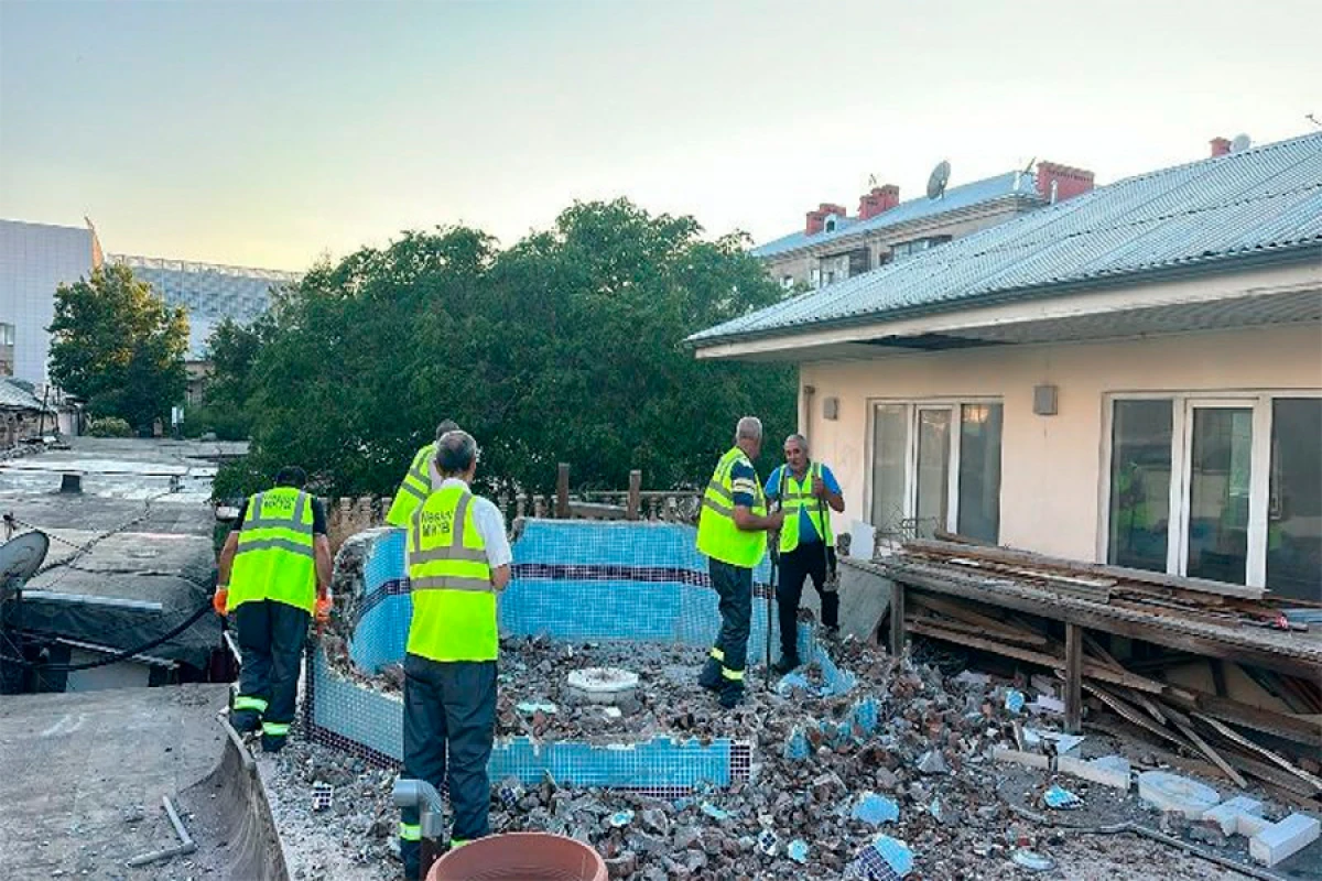 Binanın damında [[qanunsuz inşa olunan]] hovuz söküldü