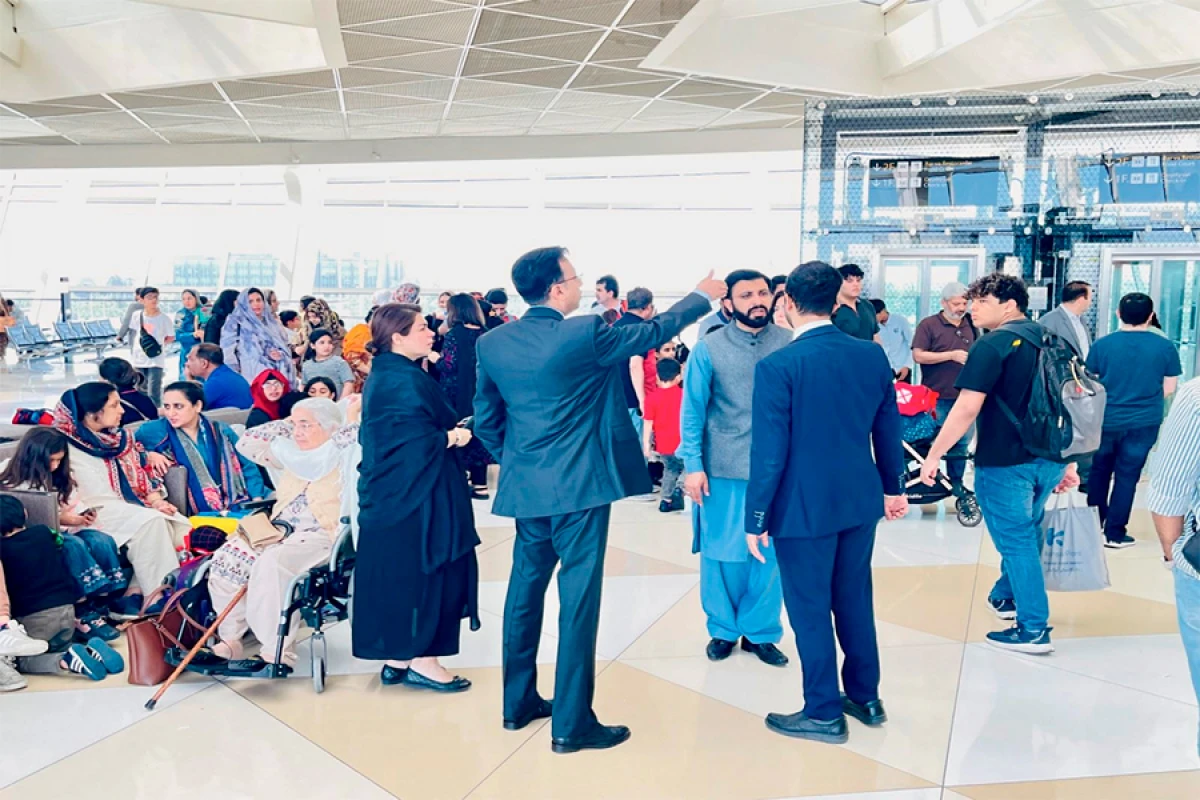 Pakistan [[İrandakı səfirliyinin əməkdaşlarını]] Azərbaycana təxliyə etdi