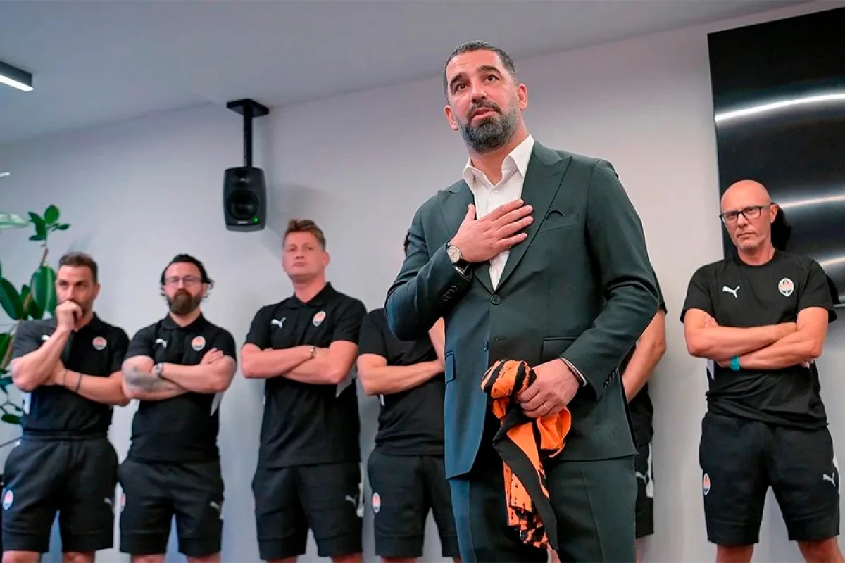 Arda Turan [[“Şaxtyor”un futbolçularına]] təqdim olundu