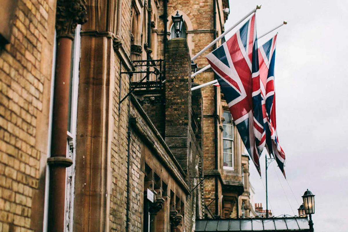 Britaniya [[İrandakı diplomatlarını təxliyə edir]]