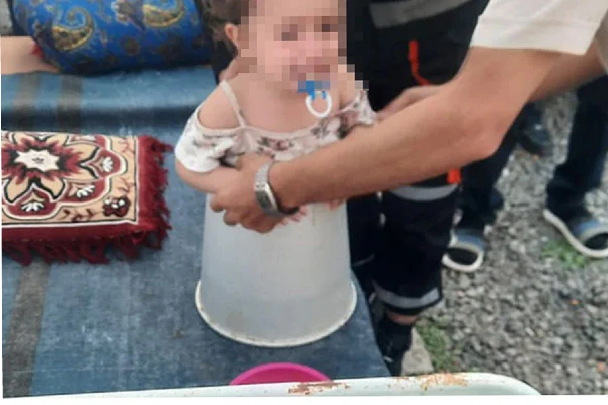 Uşaq vedrənin içində qaldı, [[köməyə FHN gəldi]]