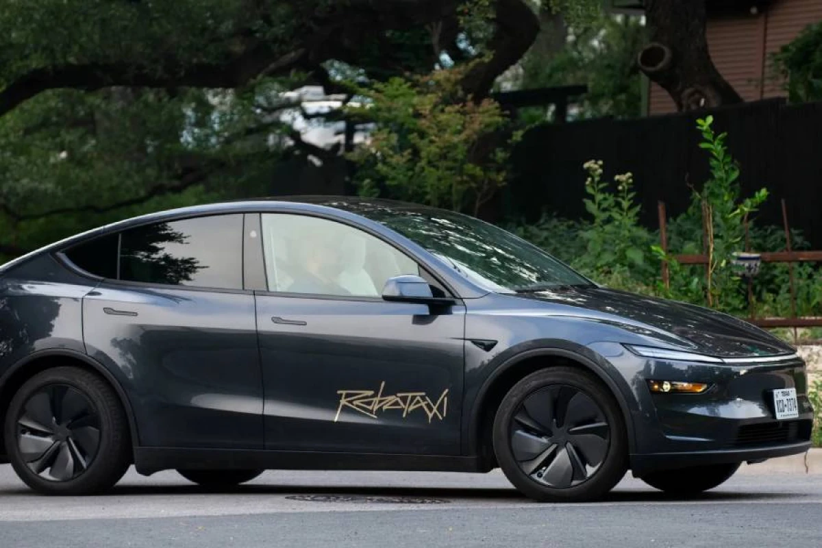 "Tesla" Texasda sürücüsüz taksi xidmətinə başladı