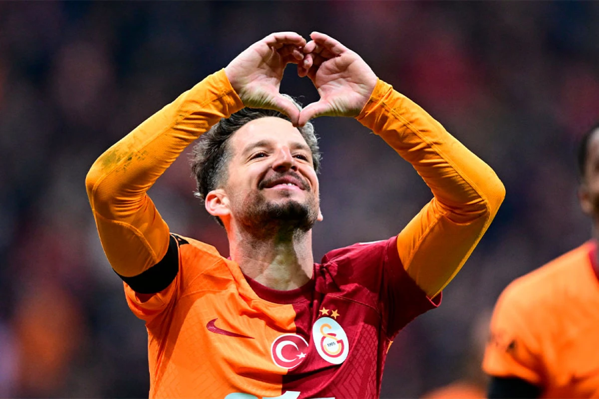 Daha bir [[məşhur futbolçu]] karyerasını başa vurdu