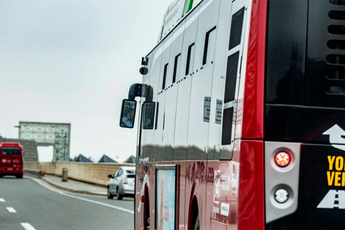 525 nömrəli [[marşrutda istismar olunan]] avtobuslar yenilənir