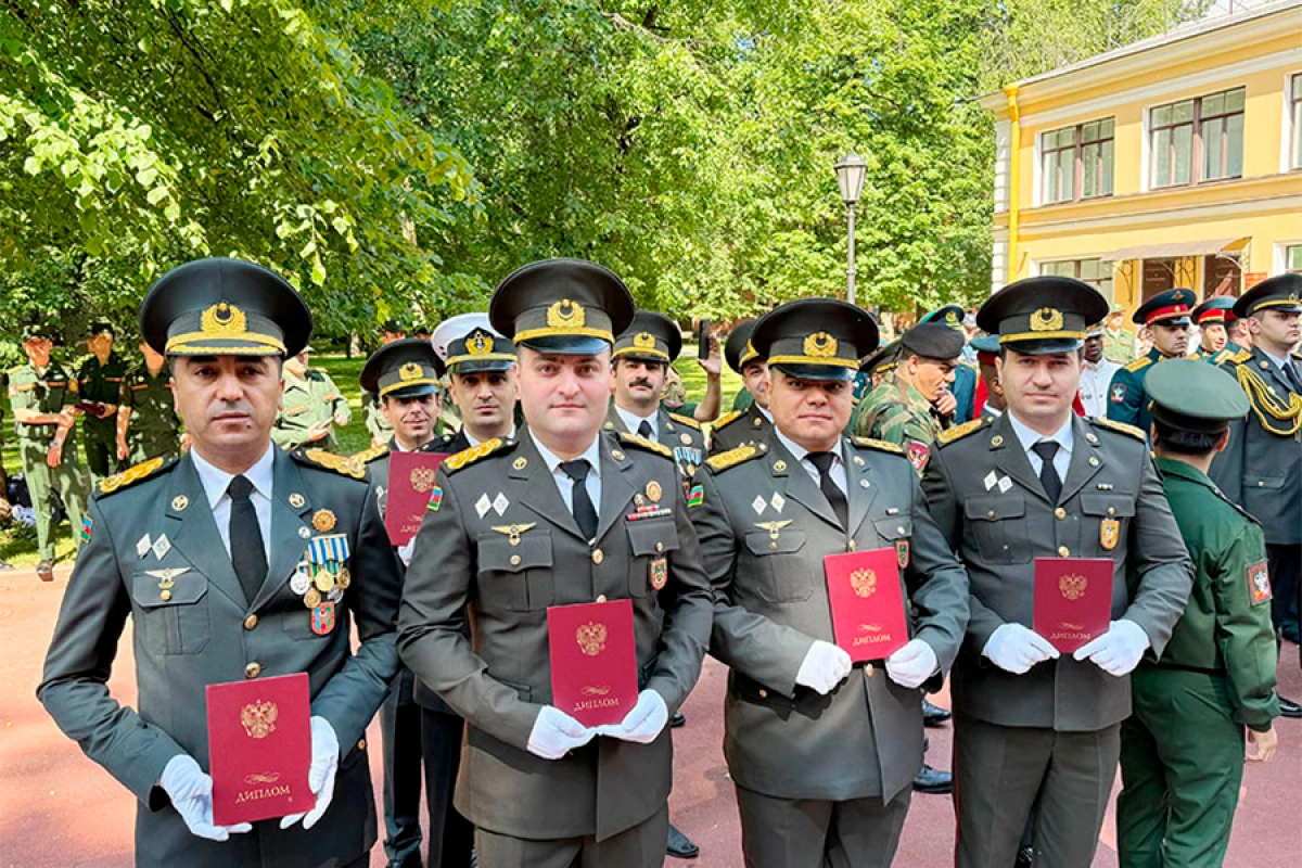 Rusiyada [[təhsilini bitirən hərbçilərə]] diplomlar təqdim edildi