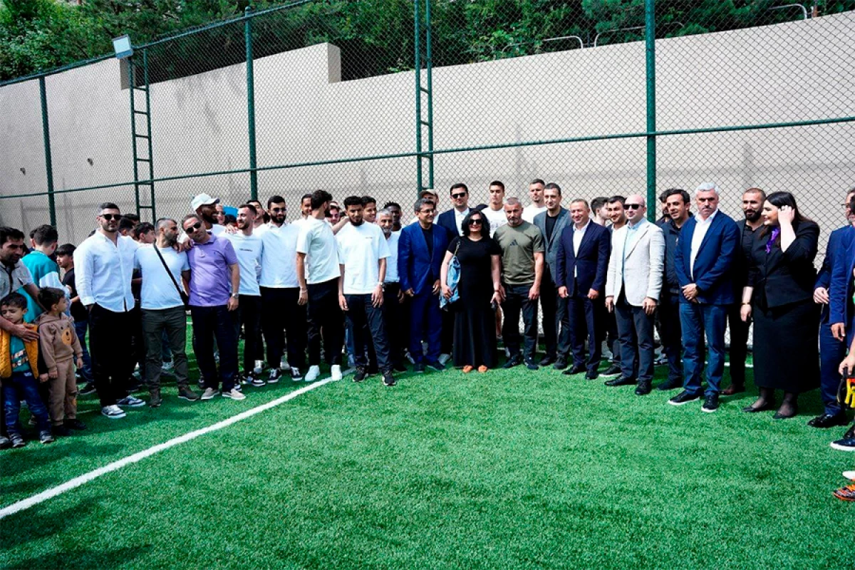 “Qarabağ” klubunun heyəti [[Şuşada sakinlərlə]] görüşüb