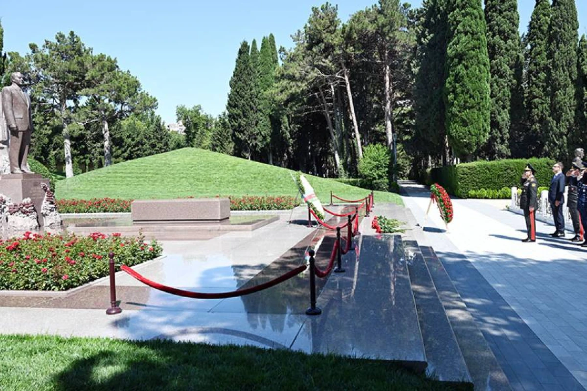 [[Müdafiə naziri]] Fəxri Xiyabanda və Zəfər parkında oldu