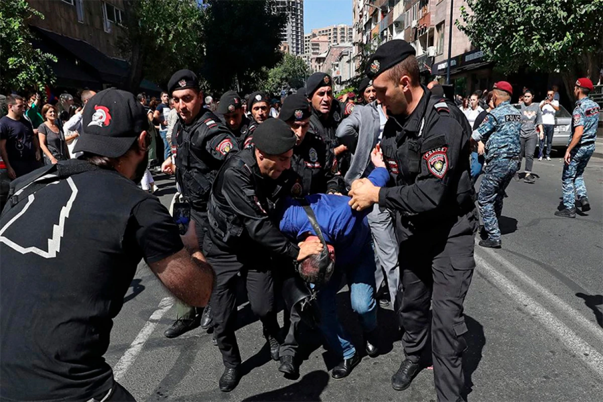 Erməni kilsəsinin yeni missiyası: [[Dindən uzaqlaşıb siyasi intriqaya yönələnlər]]