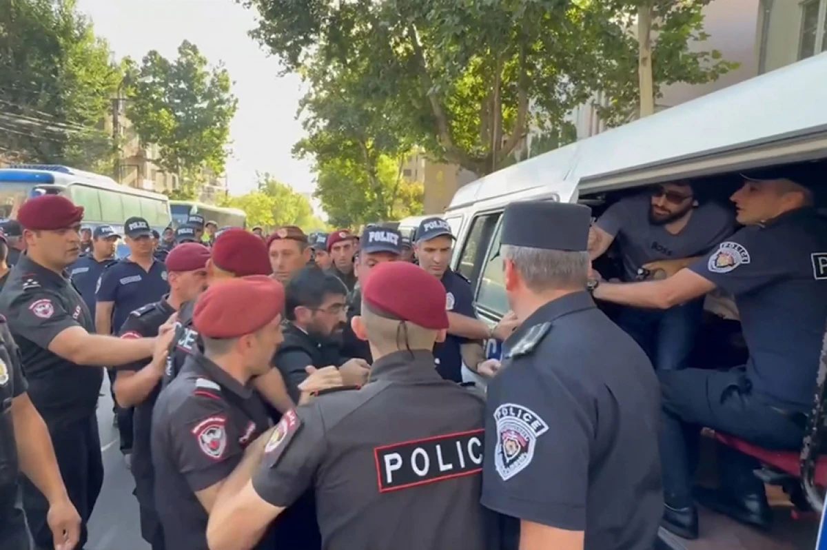 [[Ermənistan İstintaq Komitəsinin]] binası ətrafında saxlanılanlar var