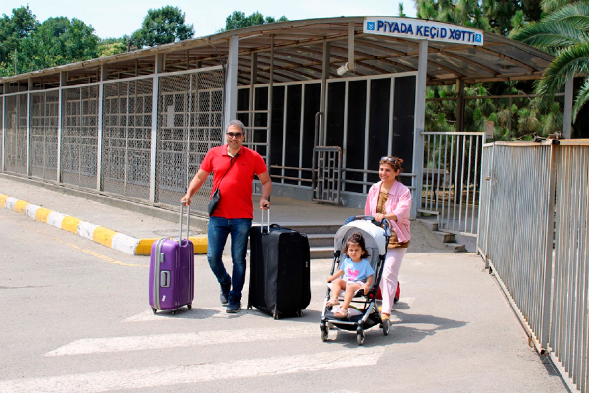 Bir qrup xarici vətəndaş [[İrandan Azərbaycan vasitəsilə]] təxliyə olundu