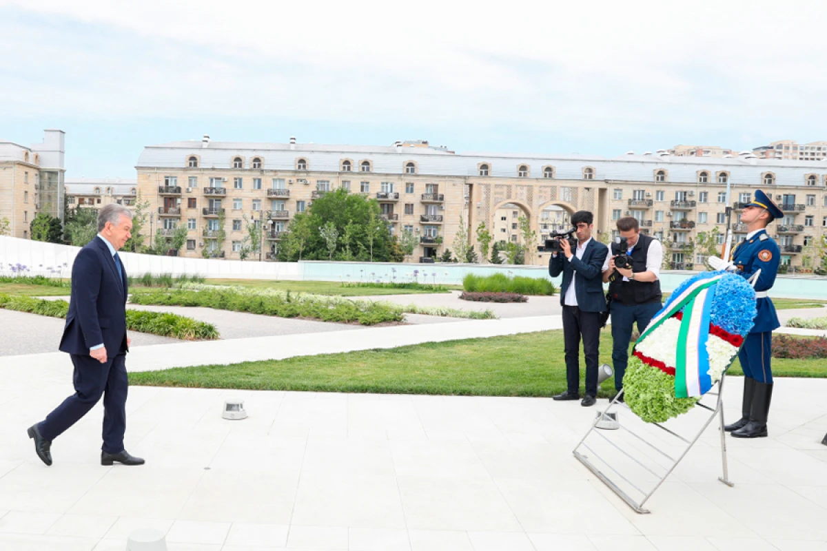 [[Özbəkistan Prezidenti Şavkat Mirziyoyev]] Bakıda Zəfər parkını ziyarət etdi