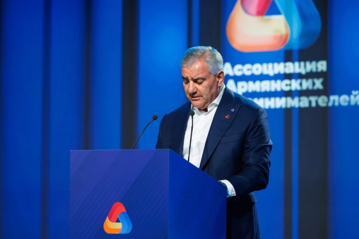 Karapetyan Paşinyanın iki tərəfdaşını [[məhkəməyə verir]]