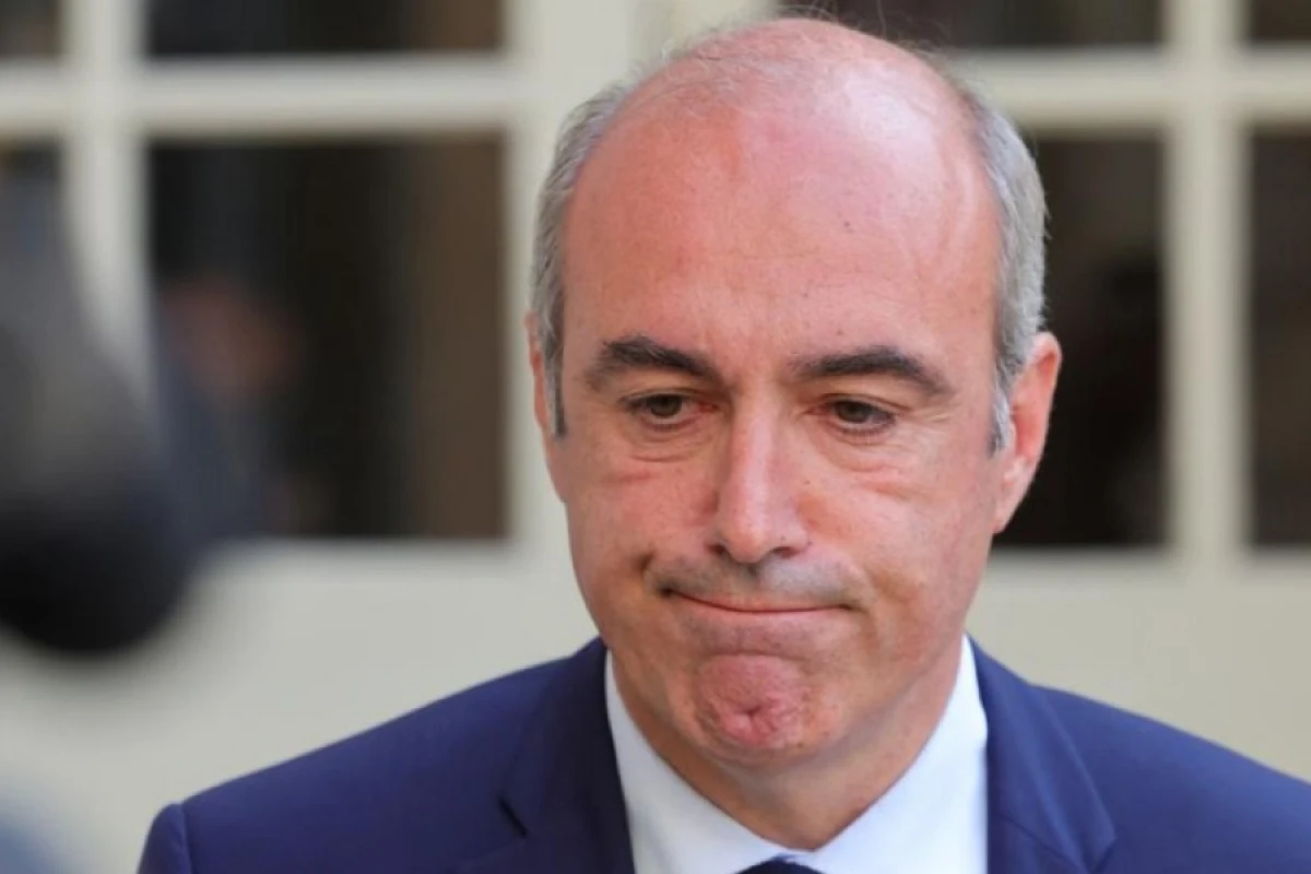 Fransada [[deputat intihar]] etdi