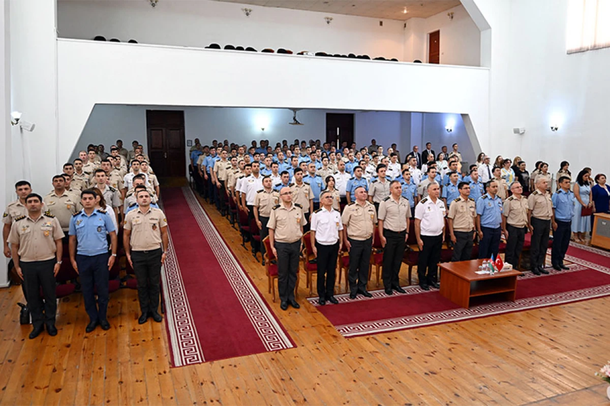 Azərbaycan Ordusunda [[müxtəlif xarici dillər üzrə təşkil olunmuş]] kursların buraxılış mərasimi keçirildi