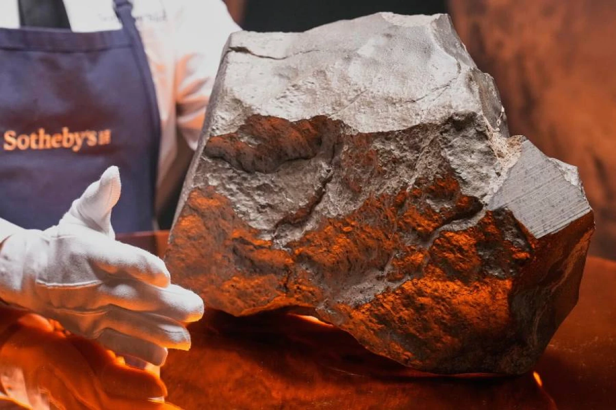 Yer üzündə tapılmış [[ən böyük Mars daşı]] hərraca çıxarıldı