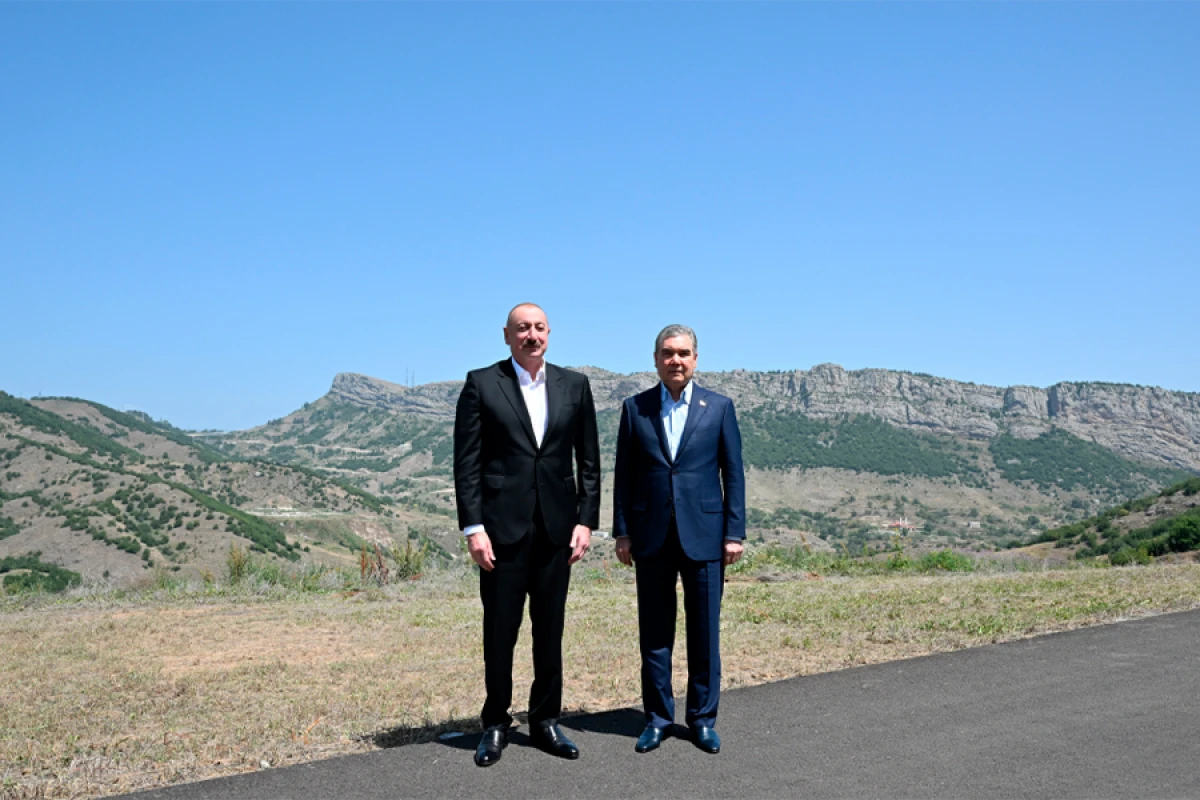 [[Prezident]] və Qurbanqulu Berdiməhəmmədov Şuşa rayonunun Daşaltı kəndinin fonunda şəkil çəkdiriblər