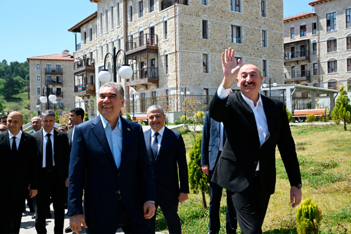[[Prezident İlham Əliyev]] və Türkmənistan Xalq Məsləhətinin sədri Şuşada inşa edilmiş birinci yaşayış kompleksində olublar