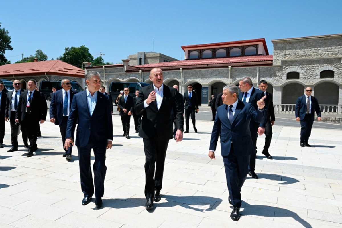 [[Prezident İlham Əliyev]] və Qurbanqulu Berdiməhəmmədov Natəvanın, Bülbülün və Üzeyir Hacıbəylinin gülləbaran edilmiş heykəllərinə baxdılar