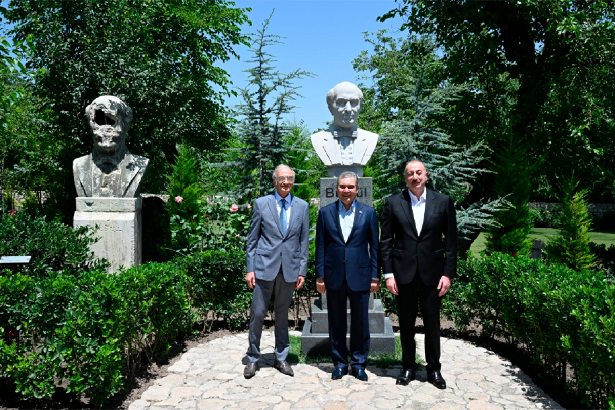 [[İlham Əliyev]] və Qurbanqulu Berdiməhəmmədov Bülbülün ev-muzeyində oldular