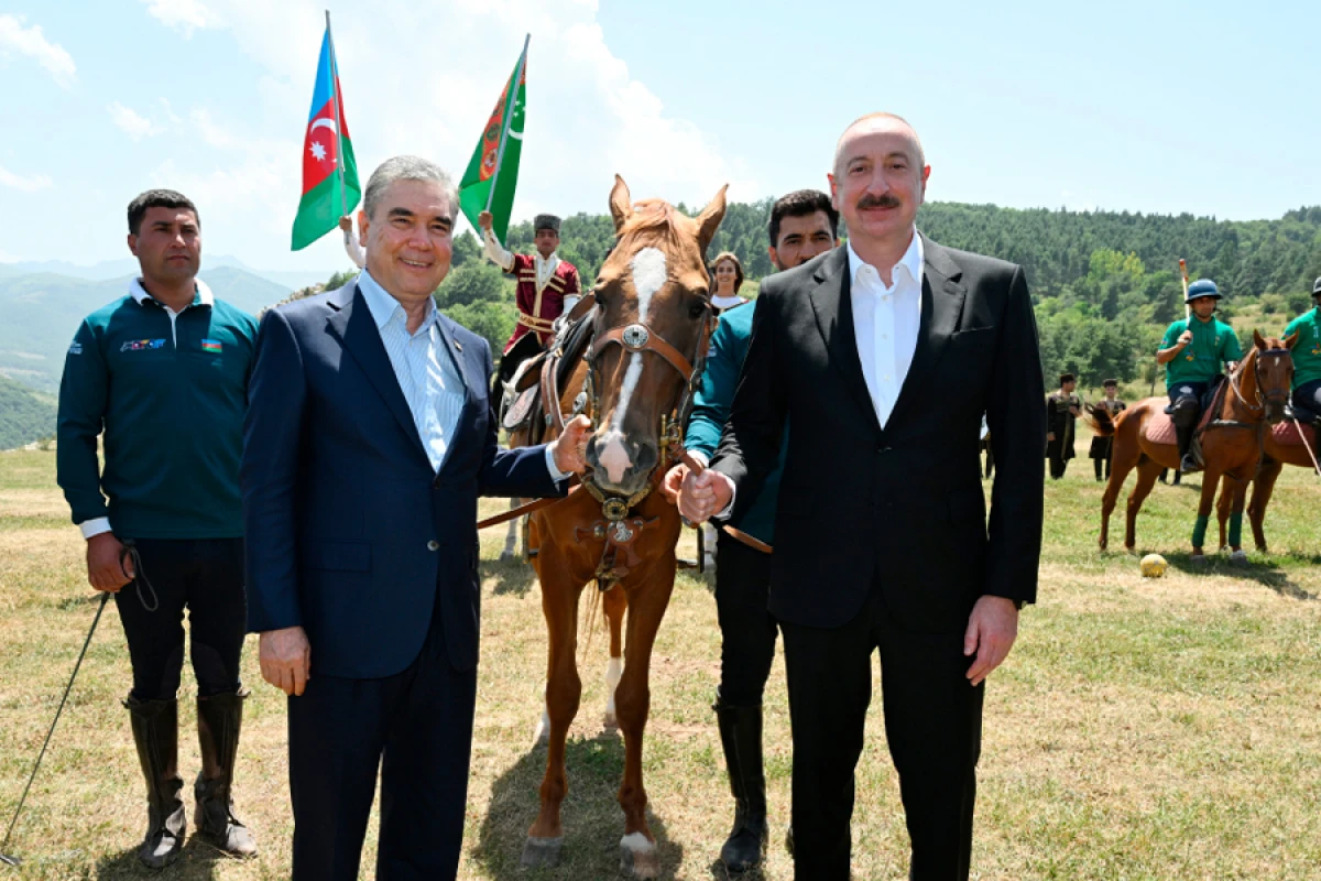 [[Qurbanqulu Berdiməhəmmədova]] “Dostluq” adlı Qarabağ atı hədiyyə edildi