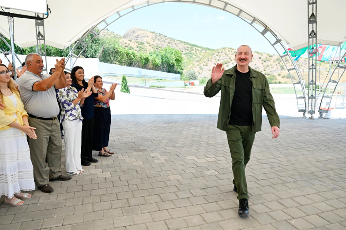 Prezident İlham Əliyev Xocalının Xanyurdu kəndində oldu, kəndə köçən bir qrup sakinlə görüşdü [[- YENİLƏNDİ]]