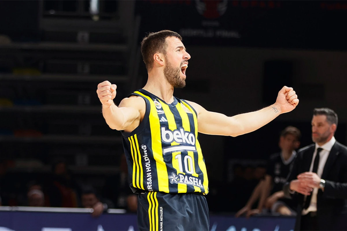 “Fənərbağça” kapitanı ilə [[müqaviləni]] uzatdı