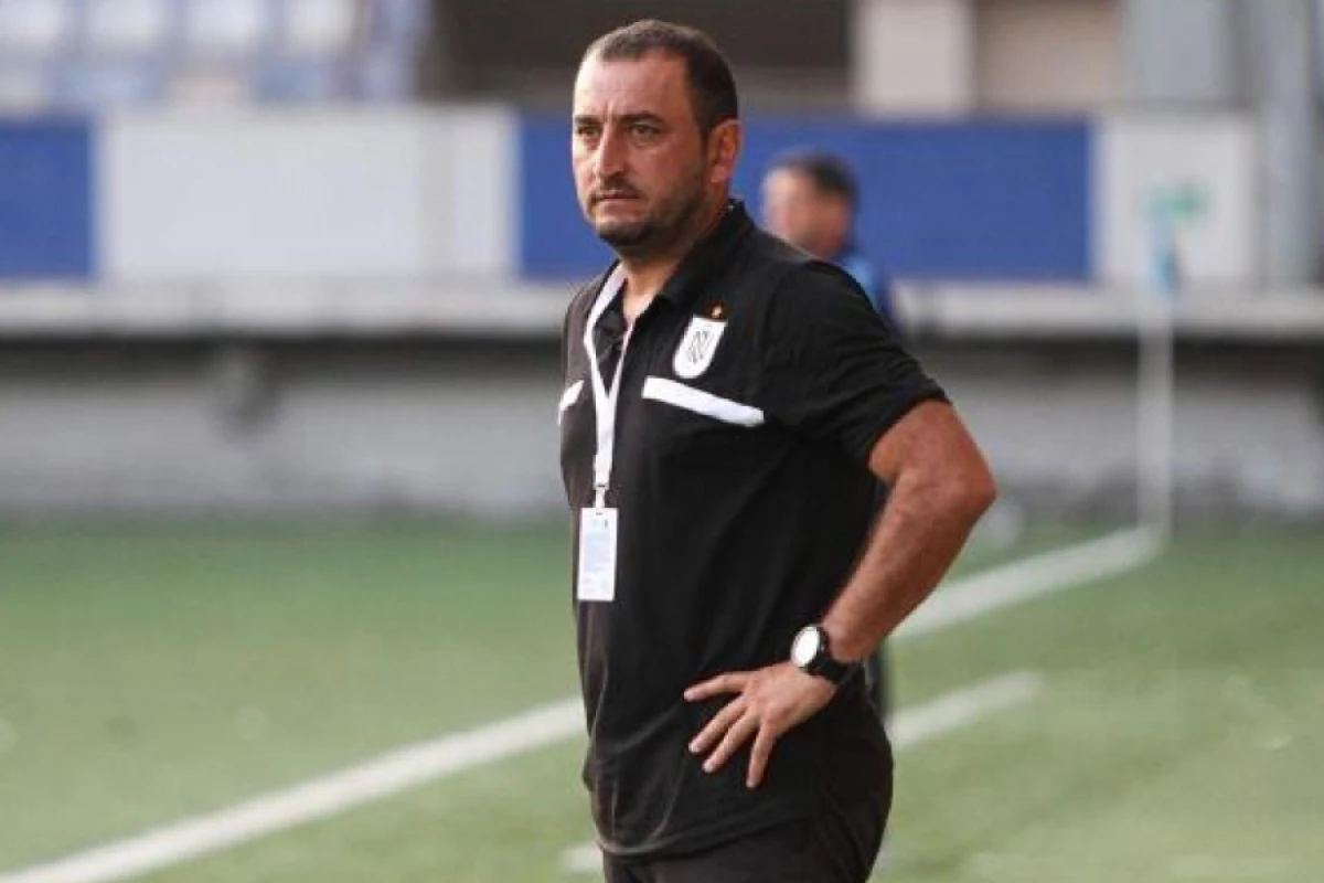 "Neftçi" məşqçisi ilə [[yollarını ayırdı]]