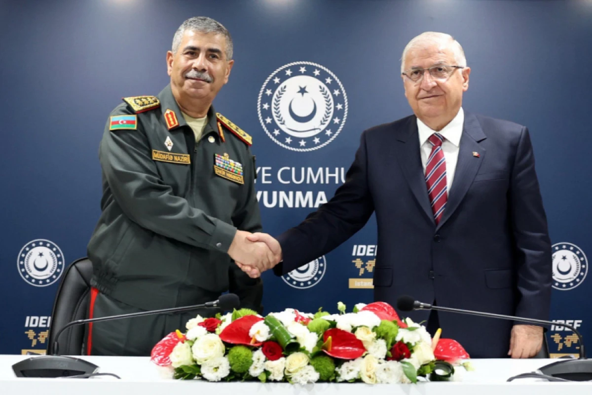 Azərbaycan və Türkiyə müdafiə nazirləri görüşüb, [[memorandum imzalanıb]]