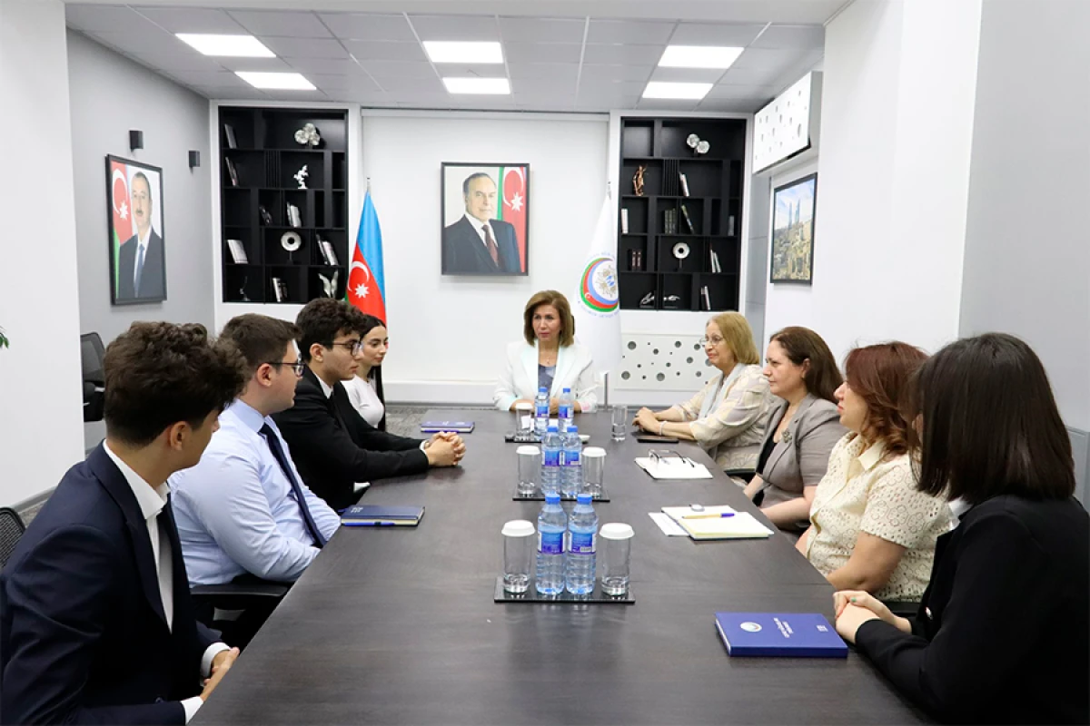 Bahar Muradova [[Uşaq Səfirlər Məclisinin ali məktəbə qəbul olmuş üzvləri ilə]] görüşdü