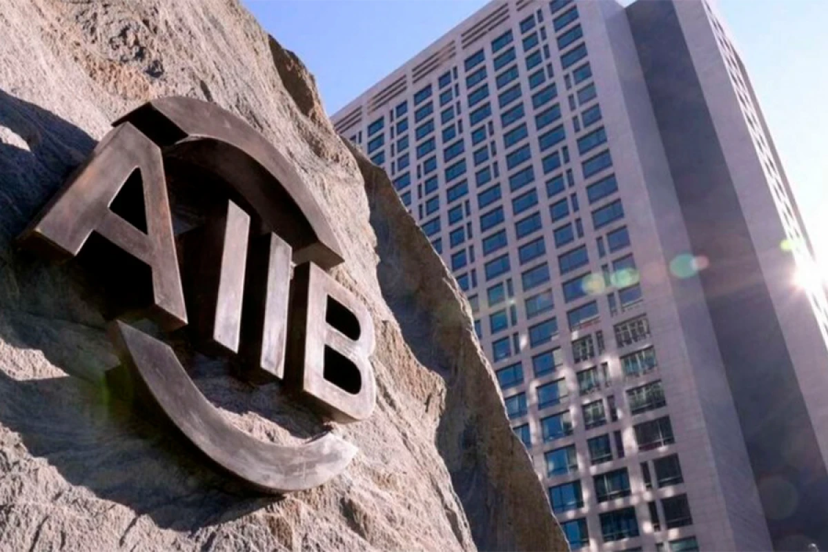 AİİB-dən borclanma 16 % [[azaldı]]