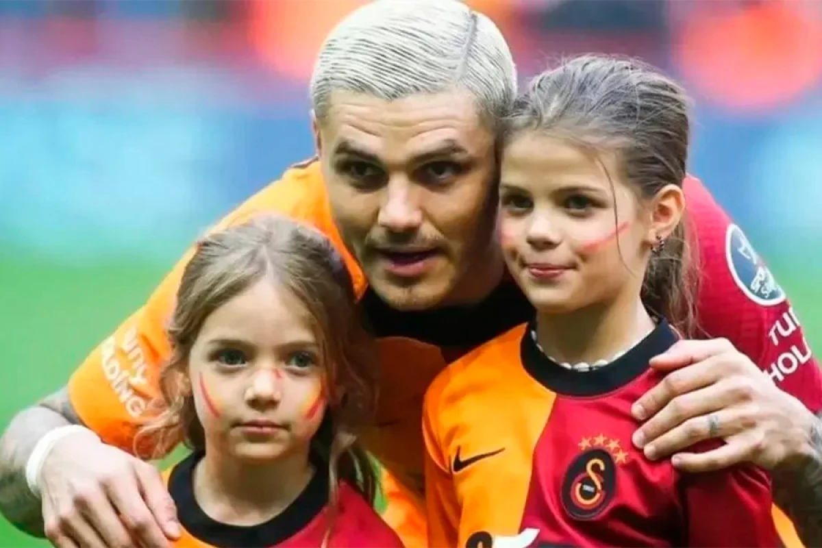 İkardinin qızları [[ataları ilə]] ünsiyyəti kəsdi